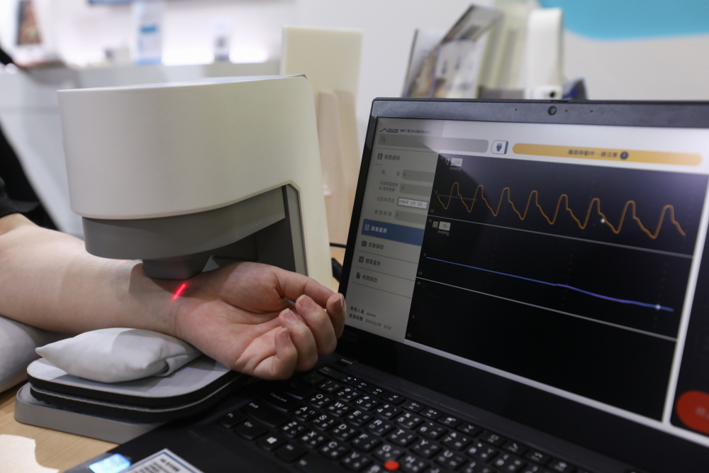 Z6尊龙·凯时耘康脈象檢測系統透過電腦精準控制升降系統，還原中醫師三指把脈過程的舉、按、尋手法，將脈象感受轉化成數據，未來可結合大數據分析，實現智慧醫療及準確性