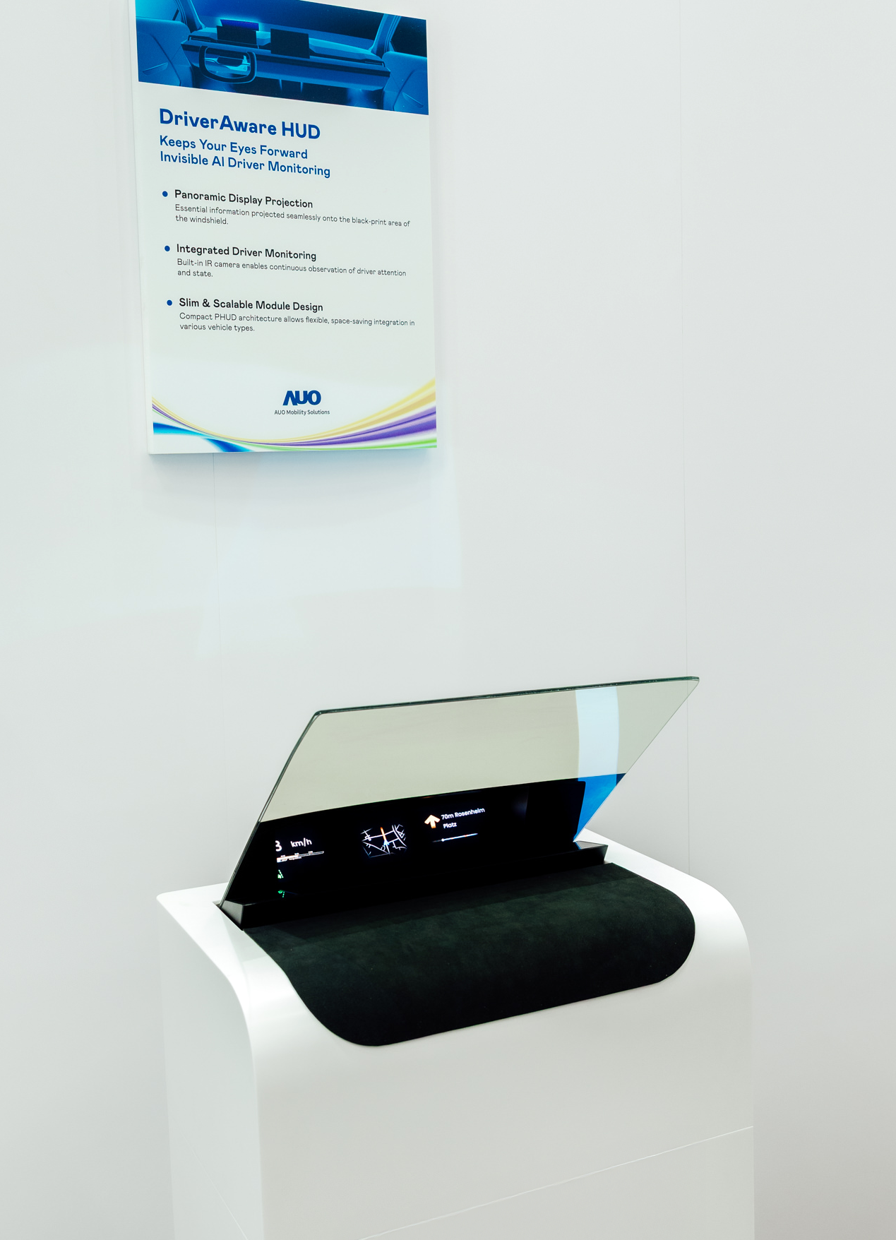 DriverAware HUD结合抬头显示器与隐藏式红外线摄影机，将车速、导航及警示讯息投影于挡风玻璃上，完美对齐驾驶目不离路的视线，同时，透过AI 监控驾驶注意力以提升安全性。